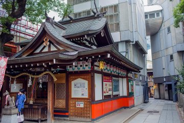 <p>The path to the right of this shrine leads to the Ohatsutenjindori&nbsp;Shopping Arcade</p>
