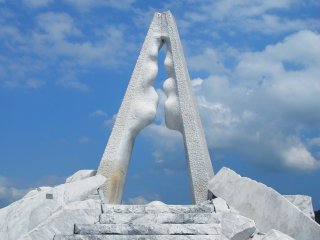 La "Tour de l'Espoir", le plus important symbole de ce jardin de marbre