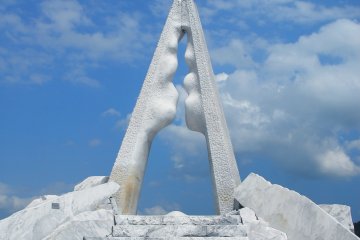 <p>&#39;Tower of Hope&#39;...main symbol of this white marble garden</p>