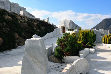 <p>Can you see the bushes on the rocks and in the garden? They are Chinese trumpet vine, which will bloom from July to September (I visited in May, so sadly there were no flowers yet). The building at the end of the &#39;Pathway of Gentle Breeze&#39; is &#39;Cafe Cuore&#39;</p>