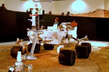 호기심! 미국 밖에서 처음으로 전시된 NASA 화성 과학 연구소 탐사기의 실물 크기 모형