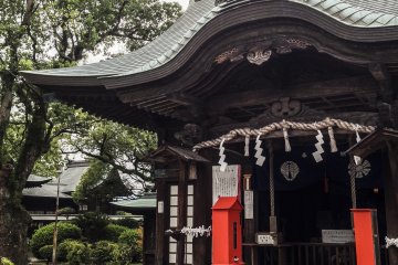 <p>Inside this shrine you can see crest of the Ryūzōji clan, who ruled Saga until the last lord was killed in battle. Authority over the domain was then passed on to Naoshige&nbsp;Nabeshima, a loyal vassal of the Ryūzōji clan during the Warring States period of the 16th century.</p>