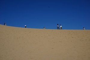 เนินทราย tottori เดินขึ้นเนินทรายไปชมวิวทะเล