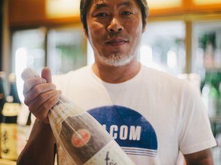 Miyata, người chủ thân thiện của cửa hàng, với niềm đam mê mãnh liệt dành cho rượu sake hảo hạng