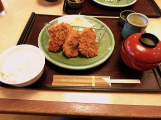 Deep-fried pork filet set with three small pieces (1,080 yen). The same set with four middle-size pieces is 1,280 yen