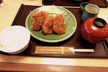 <p>Deep-fried pork filet set with three small pieces (1,080 yen). The same set with four middle-size pieces is 1,280 yen</p>