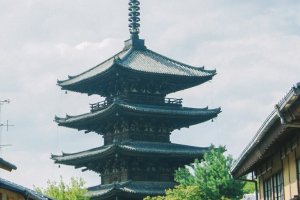 Pagoda Yasaka yang terlihat dari Ninen-zaka