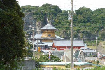 <p>If not for the electric wires, it would be hard to say this is Japan!</p>