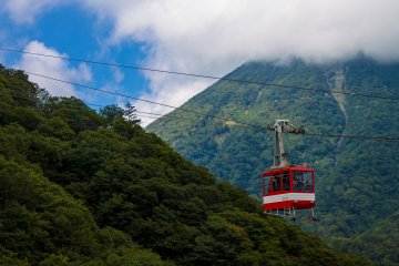 <p>Akechidaira Plateau has a ropeway and observation deck to view the valley below and the lake beyond Kegon Falls.</p>
