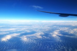 เหินฟ้าสู่นาโกย่า : อรุณสวัสดิยามเช้าบนเครื่องบินกับความงามเหนือเมฆของวิวท้องฟ้าสีครามสุดลูกหูลูกตา
