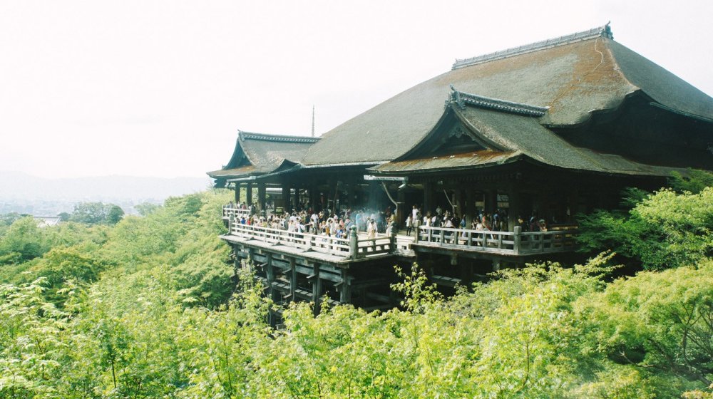 Aula utama dari Kiyomizu-dera. Berandanya ditunjang oleh kayu-kayu panjang. Terlihat seperti menggantung di tepian tebing.