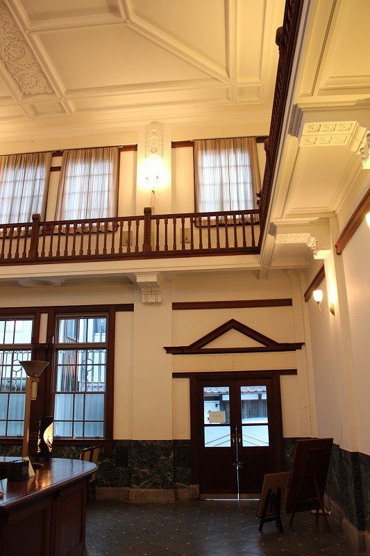 贅沢な漆喰模様で装飾された銀行内部。特に天井の模様は美しい