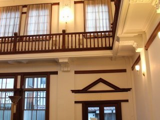 贅沢な漆喰模様で装飾された銀行内部。特に天井の模様は美しい