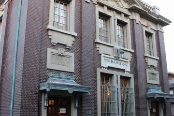 미쿠니의 북전선교역 이래의 회선업으로 돈을 번 모리타 가문이 일궈낸 "모리타 은행"본점 건물로 1920년에 지었다
