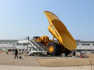 この「こまつの杜」は、建機メーカーKOMATSUのOBたちがガイド役を努めている