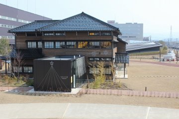 930E 옆에 있는 이 건물은 "두근두근 코마쯔관"으로, 건기에 관한 체험형 박물관으로 어린 아이들도 쉽게 접할 수 있도록 꾸몄다