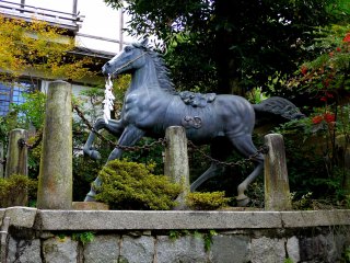 Bức tượng con ngựa trông rất đẹp  