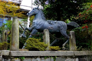 <p>Beautiful horse statue</p>