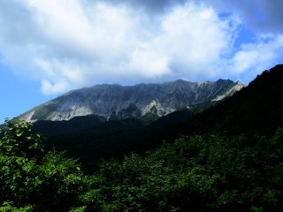 もう一つの大きな展望台、鍵掛峠からの眺望！大山の荒々しい稜線と山麓のブナ樹林を一望できる