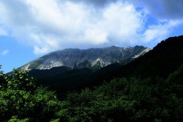 <p>Majestic view of Mt. Daisen seen from an another large observation deck at Kagikake Mountain Pass. The jagged ridge line of Mt. Daisen and its beech forests can be seen together from here</p>