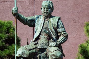 <p>Bronze statue of Shibata Katsuie, who was defeated by Toyotomi Hideyoshi and then killed himself inside the burning castle</p>