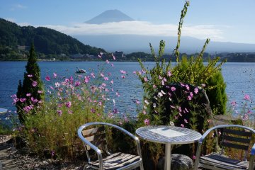 <p>มีมุมจิบกาแฟสวยๆชิลล์ๆริมทะเลสาบ kawaguchiko</p>