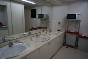 ห้องน้ำประจำชั้น สามารถอุ่นอาหารกับต้มน้ำร้อนได้