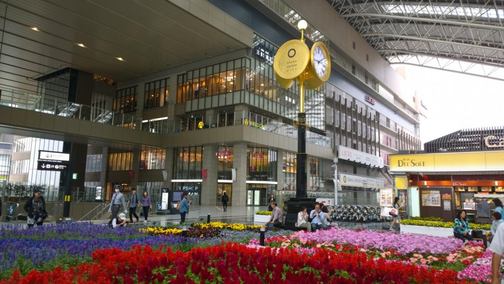 อีกมุมหนึ่งของงาน Flower Art Museum ที่จัดอยู่ ณ ลานหอนาฬิกาบนตึกสูงของ Osaka Station City