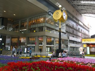 อีกมุมหนึ่งของงาน Flower Art Museum ที่จัดอยู่ ณ ลานหอนาฬิกาบนตึกสูงของ Osaka Station City
