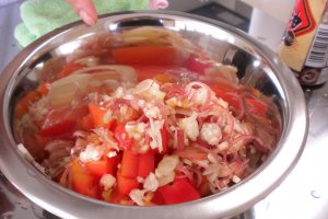 Myoga (Jahe Jepang), tomat, bawang dan minyak wijen dicampur bersama ditaruh diatas tahu sebagai bumbu.&nbsp;