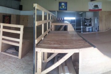 <p>A panoramic shot of the indoor mini ramp area</p>