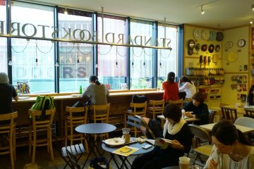 <p>อีกมุมหนึ่งภายใน Standard Bookstore ซึ่งตรงเค้าเตอร์ไม้ติดหน้าต่างนั้นเป็นมุมโปรดของใครหลายๆ คน จิบกาแฟ อ่านหนังสือ ทำงาน พร้อมดูวิวสวยๆ แล้วก็วิถีชีวิตผู้คนที่ผ่านไปมาด้านล่าง</p>