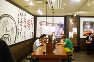 <p>บรรยากาศน่านั่งภายในร้านโตไดราเม็งที่ Kyoto Ramen Street บนชั้น 10 ของ Kyoto Station Building&nbsp;</p>