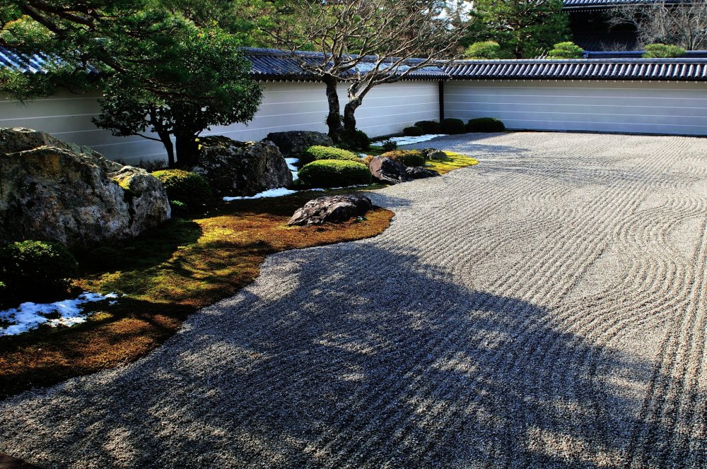 &#39;Hojo Garden&#39;, also known as &#39;Tora-no-ko Watashi-no Niwa&#39; (Garden of Tiger Cubs Crossing River), is a rock garden (Kare-Sansui Garden) in which large stones are placed.