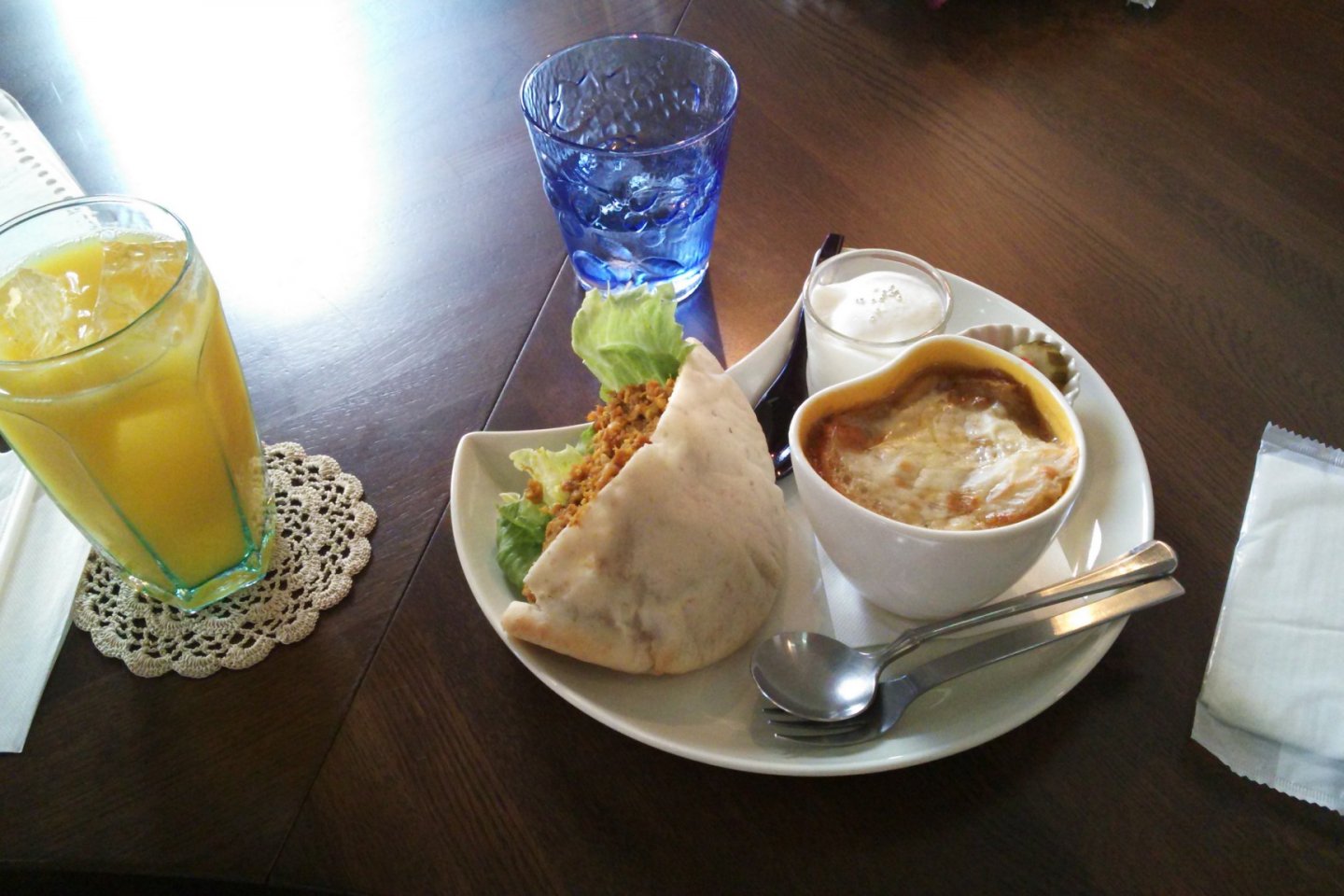 The delicious "Palette" lunch set - a pita bread filled with dry curry and lettuce, onion soup gratin, blancmange and a drink