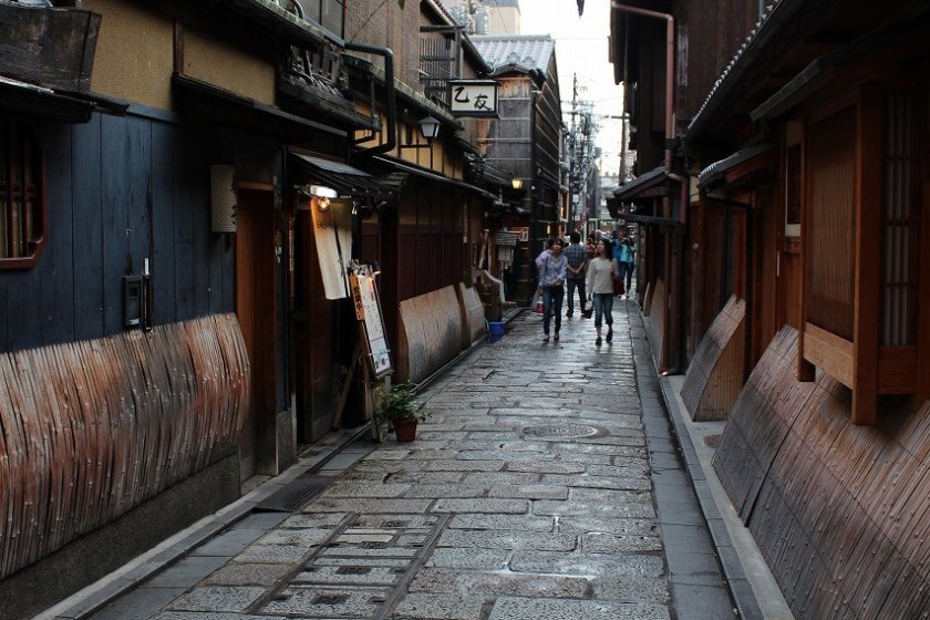 A view of the side alley near Shirakawa Tatsumikyo