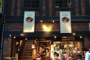 ジャパニーズスタイルのコーヒーを味わおうと、熊本市の繁華街上通り、創業69年の歴史を持つ岡田珈琲に足を伸ばした。