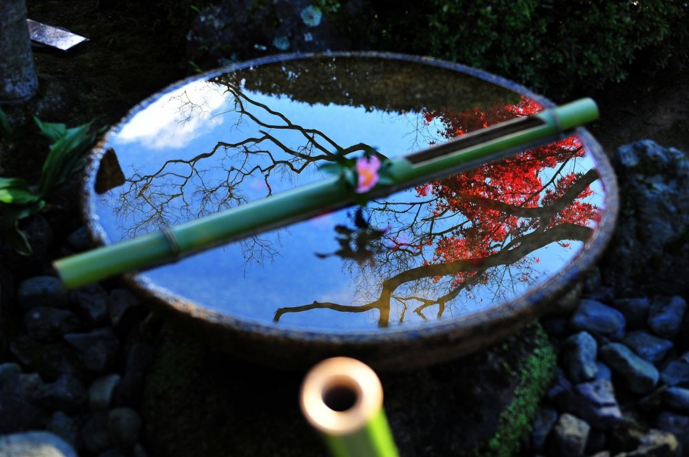 Sui-kinkutsu là một đồ vật trang trí trong các vườn Nhật Bản. Âm thanh mát mẻ của nó nhưn đang mời bạn vào một thế giới huyền diệu.