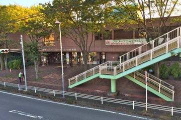 Kanagawa Prefectural Ofuna Botanical Garden Flower Center (神奈川県立フラワーセンター大船植物園) as seen from the parking lot