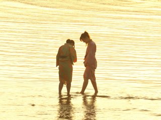 สองสาวสวมชุดยูกะตะเล่นน้ำอยู่บนชายหาด น่ารักไหม!