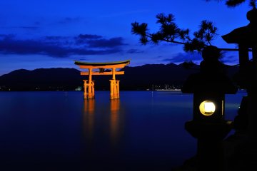 <p>The evening lanterns are lit up and deep silence permeates the entire area</p>