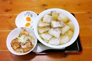 กินกันแบบสุดคุ้มต้องสั่ง&nbsp;ยากิบูตะราเม็ง (焼豚ラーメン / Yakibuta Ramen) เซ็ตใหญ่ ซึ่งนอกจากราเม็งชามโตแล้วนั้นก็ยังเสิร์ฟชาชูราดซอสเด็ดที่ทานกับข้าวญี่ปุ่นร้อนๆ อร่อยอย่าบอกใคร พร้อมไข่ต้มที่เข้ากันได้ดีกับราเม็งชามนี้ที่สุด