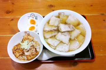 <p>กินกันแบบสุดคุ้มต้องสั่ง&nbsp;ยากิบูตะราเม็ง (焼豚ラーメン / Yakibuta Ramen) เซ็ตใหญ่ ซึ่งนอกจากราเม็งชามโตแล้วนั้นก็ยังเสิร์ฟชาชูราดซอสเด็ดที่ทานกับข้าวญี่ปุ่นร้อนๆ อร่อยอย่าบอกใคร พร้อมไข่ต้มที่เข้ากันได้ดีกับราเม็งชามนี้ที่สุด</p>