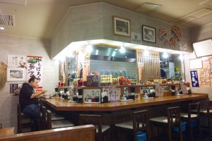 บรรยากาศภายในร้าน บันไน โชกุโด (坂内食堂 / Bannai Shokudo) ที่ Kyoto Ramen Street ด้านบนของสถานีเกียวโต (Kyoto Station)