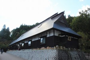 体験館の建物はその多くが福井・石川の各地から移築された古民家が実際に使われている。これだけでも見応えがある