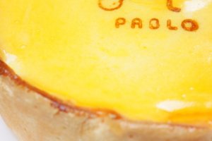 Oven Fresh Cheese Tart (焼きたてチーズタルト / Yakitate Cheese Tart Chizutaruto) ชีสทาร์ตยอดนิยมที่ทางร้าน PABLO ใช้โปรโมท ซึ่งขนมสูตรนี้จะกรอบนอกนุ่มในมีไส้ชีสไหลเป็นลาวาน่าทานทีเดียว