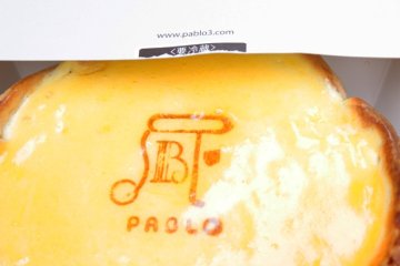 <p>Oven Fresh Cheese Tart (焼きたてチーズタルト / Yakitate Cheese Tart Chizutaruto) นั้นเป็นหนึ่งในเมนูขายดีประจำร้านที่แต่ละวันแต่ละสาขาจะผลิตขายเพียง 1,500 ชื้น เท่านั้น</p>