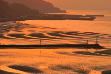 <p>At spring tide, when the tidal range is the greatest, the sculpted mud flats are most clearly visible</p>