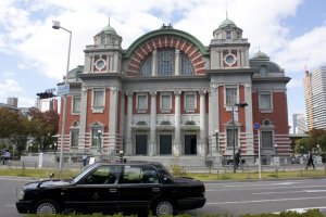 พิพิธภัณฑ์&nbsp;The Museum of Oriental Ceramics, Osaka (大阪市立東洋陶磁美術館) นั้นตั้งอยู่ตรงข้าม&nbsp;Osaka Central Public Hall นั่นเอง
