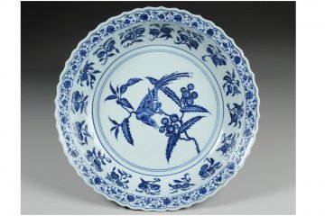 <p>Blue-and-white with design of a bird eating a loquat &gt;&gt;&gt; จานอันเป็นเครื่องเคลือบในสมัยราชวงศ์หมิง (Ming Dynasty) ของจีน ซึ่งนี่ก็เป็นหนึ่งในคอเล็กชั่นล้ำค่า&nbsp;ATAKA COLLECTION ด้วยนั่นเอง</p>